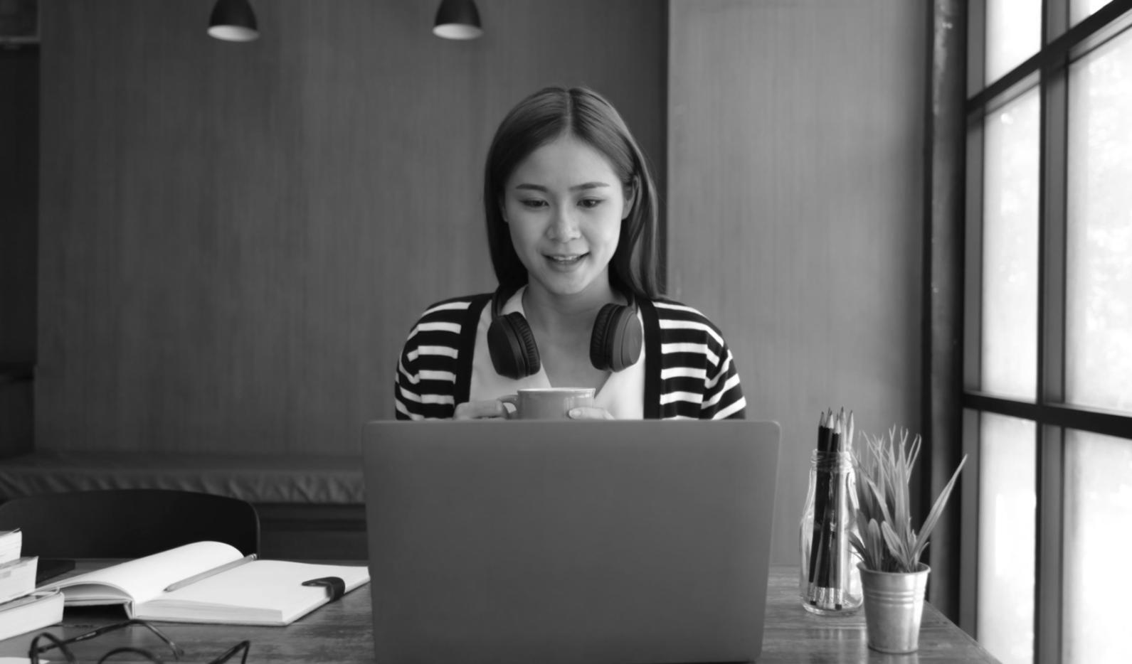 Personas revisando documentos financieros en una consulta